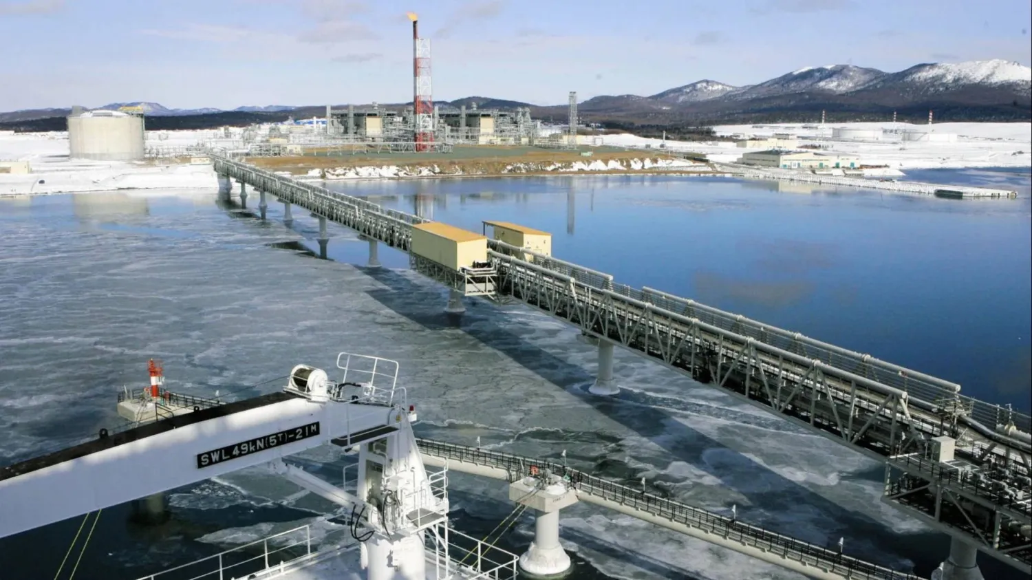 سمحت وزارة الخزانة الأميركية بمبيعات النفط من مشروع «سخالين 2» الروسي حتى 18 يونيو المقبل، في خطوة من المرجح أن تسمح باستمرار إنتاج الغاز الطبيعي المسال من المشروع.