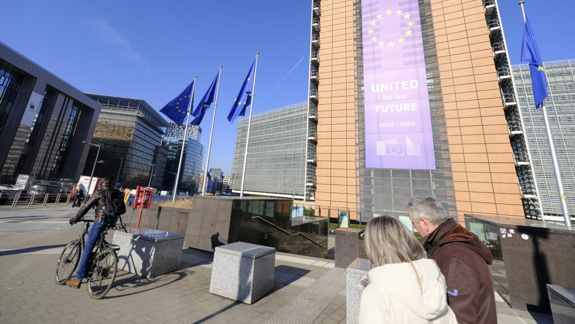 وتختبر الخطة المثيرة للجدل التي تتبنّاها المفوضية الأوروبية لاستخدام الأصول السيادية الروسية المجمّدة بكونها ضماناً لما يصل إلى 210 مليارات يورو من القروض لأوكرانيا، إلى الحد الأقصى الإطارين، السياسي والقانوني، للاتحاد الأوروبي. لكنها قد تحمل أيضاً عواقب كبيرة على أسواق المال في التكتل.