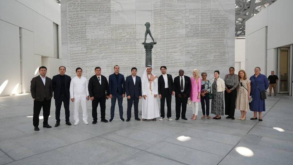 نظم مكتب التبادل المعرفي الحكومي بوزارة شؤون مجلس الوزراء، بالتعاون مع كلية دبي للسياحة، برنامجاً تعريفياً متكاملاً ضمن «البرنامج الدولي للقيادات السياحية»، استهدف 16 قائداً سياحياً من 9 دول حول العالم،