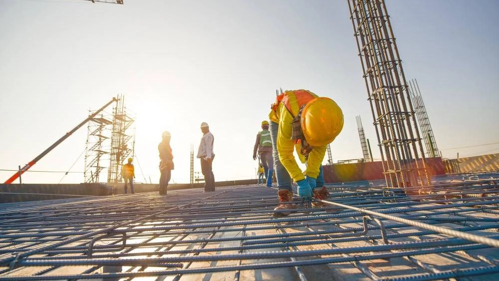 ينمو الطلب على مواد البناء والتجهيزات الإنشائية في دولة الإمارات خلال عام 2025 بنسبة تقديرية تتراوح بين 10 و15%، مدفوعاً بارتفاع أعداد المشروعات، الحكومية والخاصة، في قطاعات الإسكان، والبنية التحتية، والسياحة، والطاقة المتجددة. ويعكس هذا النمو مكانة الدولة كأحد أكثر أسواق البناء نشاطاً في المنطقة، مع استمرار تبنّي مشروعات نوعية ترفع معايير جودة الحياة والخدمات، وتدعم التنمية الاقتصادية المستدامة.