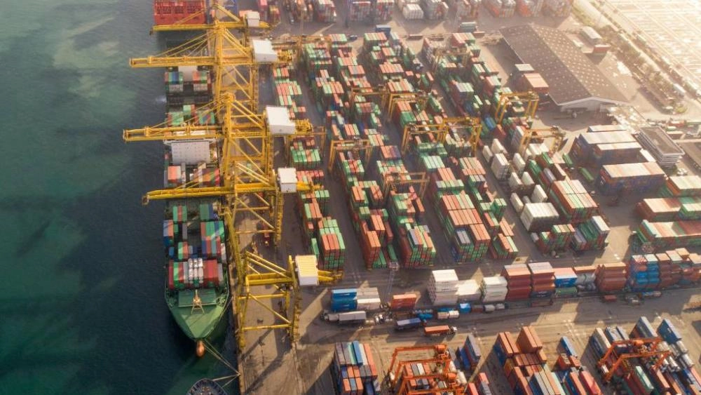 أولت إمارة رأس الخيمة اهتماماً كبيراً ببناء اقتصاد متوازن قائم على الإنتاج والتصدير، إلى جانب الخدمات اللوجستية والسياحة والصناعات التحويلية، وذلك في إطار الحرص على تعزيز الأداء الوطني بهدف تنويع القطاعات الاقتصادية غير النفطية، بما ينسجم مع مستهدفات رؤية «نحن الإمارات 2031».