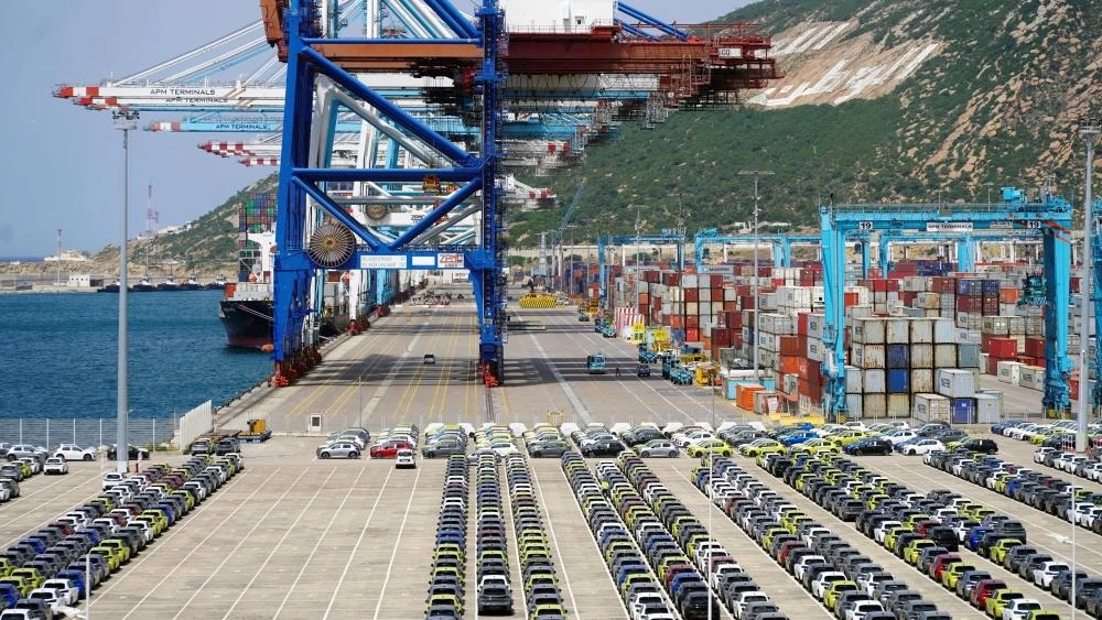 قال نزار بركة وزير التجهيز والماء المغربي إن المملكة ستفتتح ميناء عميق المياه جديدا على البحر المتوسط العام المقبل وآخر على المحيط الأطلسي في عام 2028، بينما تسعى إلى تكرار نجاح ميناء طنجة المتوسط، أكبر ميناء في أفريقيا.