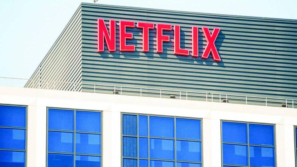 أغلقت أسهم «نتفليكس» على انخفاض 3.4% أمس الاثنين، مسجلة أدنى مستوى لها منذ منتصف إبريل/ نيسان 2025، بسبب مخاوف المستثمرين من الخسائر المالية المحتملة في ظل المعركة مع الجهات التنظيمية المتعلقة بالاستحواذ على «وارنر براذرز ديسكفري» في صفقة بقيمة 72 مليار دولار.