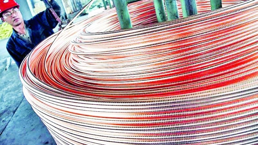 سجل سعر النحاس في بورصة شنغهاي مستوى قياسيا مرتفعا، الخميس، مدعوما بارتفاع حاد في إلغاءات أوامر الشراء في بورصة لندن للمعادن، مما يشير إلى تقلص المعروض خارج الولايات المتحدة، إلى جانب تزايد التوقعات بخفض سعر الفائدة من قِبَل الاحتياطي الفيدرالي هذا الشهر.