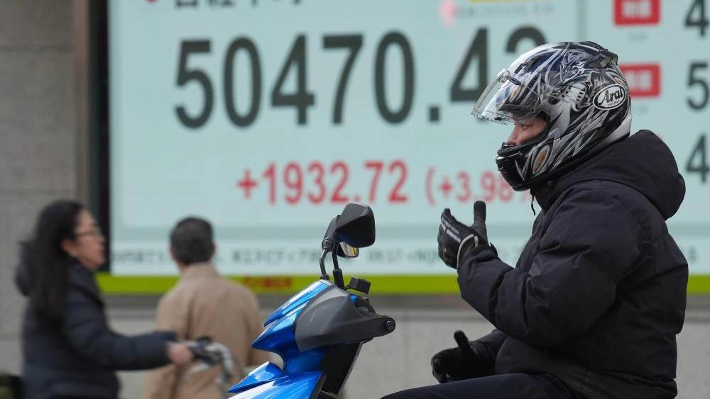 قفز المؤشر نيكاي ⁠الياباني ثلاثة بالمئة تقريبا في أول يوم تداول في عام ‌2026، مع صعود الأسهم المرتبطة بالرقائق، إذ تجاهل المستثمرون التأثير المحتمل للعمل العسكري الأمريكي في فنزويلا.