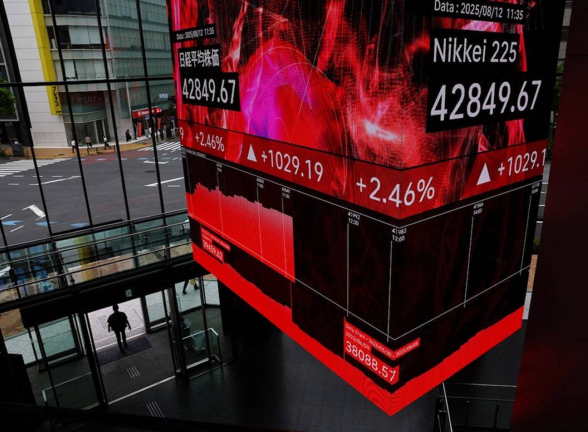 ارتفع المؤشر نيكاي الياباني 4% تقريبا ⁠ليغلق عند مستوى قياسي الثلاثاء، متعافيا من الانخفاض الذي سجله في ‌الجلسة السابقة، بعد توقف موجة بيع المعادن النفيسة.
