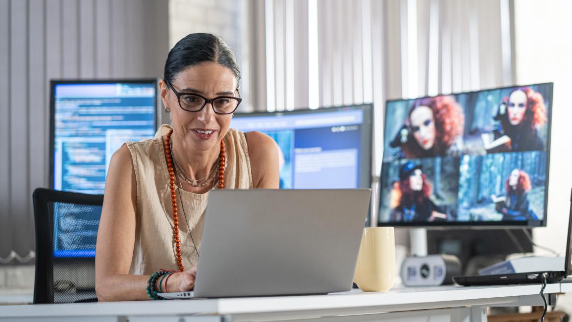 لم يعد دخول عالم الذكاء الاصطناعي حكراً على خريجي علوم الحاسوب أو أصحاب الخبرات البرمجية الطويلة. فبحسب دراسة حديثة صادرة عن منصة التعلم الرقمي "إي آي تي كامباس" (EIT Campus)، برزت عشر وظائف في مجال الذكاء الاصطناعي تُعدّ من الأسهل دخولاً في الولايات المتحدة بحلول عام 2026،