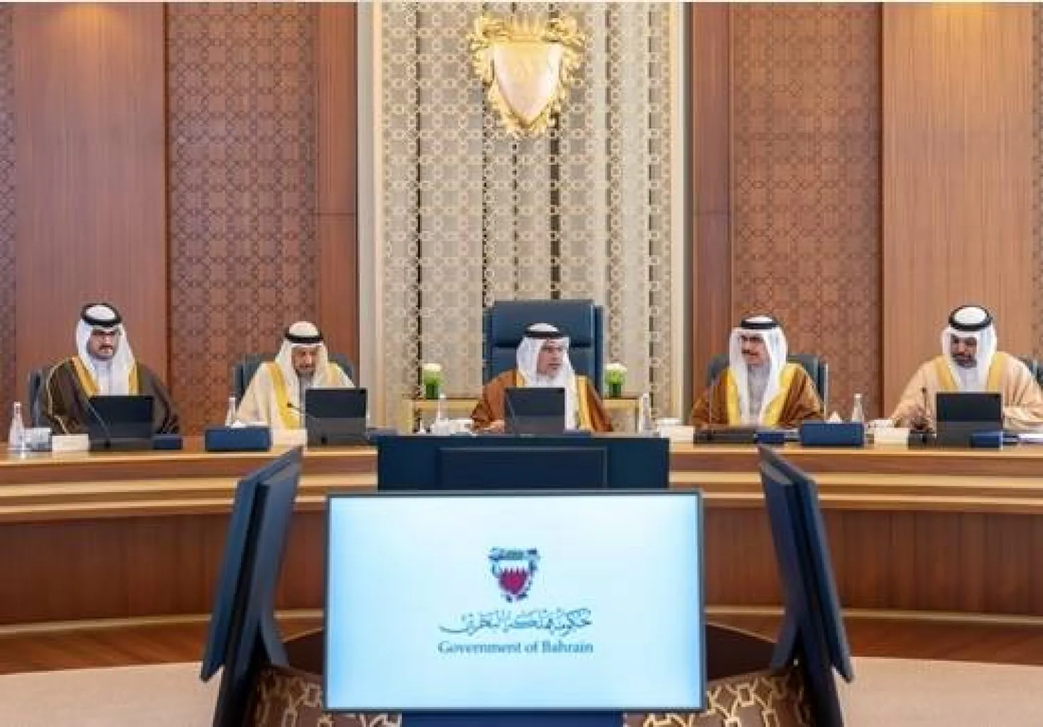 أقرت حكومة البحرين عدداً من المبادرات لتعديل الوضع المالي وتمويل استمرارية الدعم للمواطنين، وذلك ضمن حزمة قرارات أقرّها مجلس الوزراء في اجتماعه الأسبوعي برئاسة ولي العهد رئيس مجلس الوزراء الأمير سلمان بن حمد آل خليفة، في العاصمة البحرينية المنامة، اليوم (الاثنين).