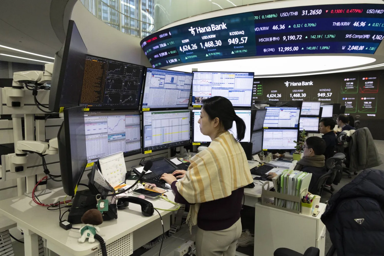 شهدت الأسهم الآسيوية أداءً متبايناً خلال تعاملات يوم الأربعاء، في أعقاب تراجع «وول ستريت» عن قممها القياسية الأخيرة، ومع تصاعد حالة عدم اليقين السياسي على الساحة الدولية، ولا سيما في إيران.