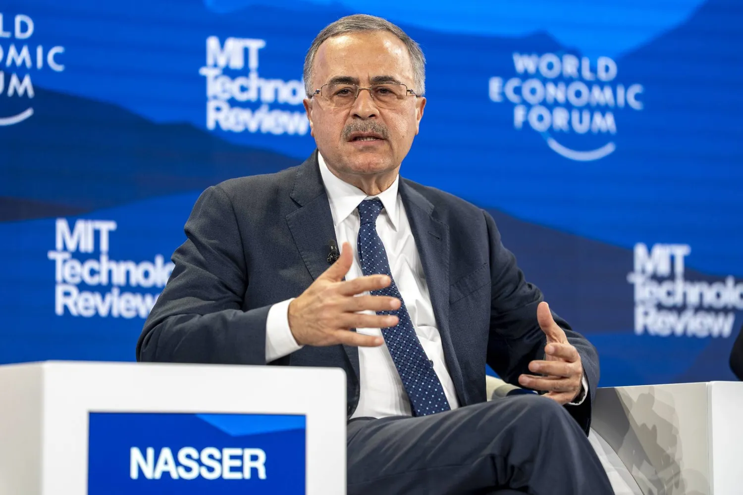 في الوقت الذي لا يزال فيه الاقتصاد العالمي يبحث عن جدوى الاستثمارات الضخمة في الذكاء الاصطناعي، وتتساءل فيه الأسواق عن موعد جني ثمار «سيليكون فالي»، قدمت «أرامكو السعودية» من منصة «دافوس 2026» إجابة عملية وصادمة بلغة الأرقام.