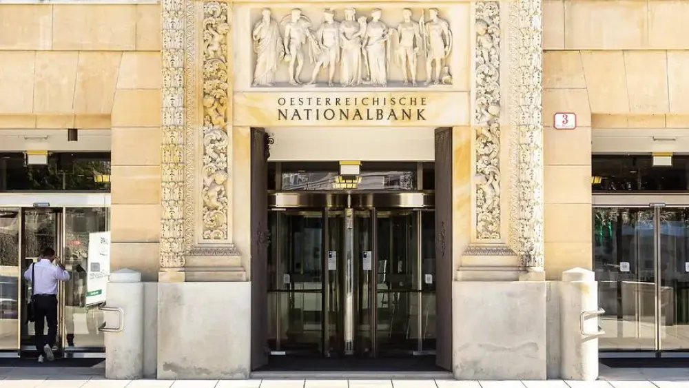 يشهد سوق العمل في النمسا تعافياً تدريجياً، بالتزامن مع انتهاء فترة الركود، وظهور بوادر الانتعاش الاقتصادي، المدعوم بنمو الناتج المحلي الإجمالي بنسبة 0.5% في العام الماضي، وتتوقع تقديرات البنك الوطني النمساوي انخفاض عدد العاطلين عن العمل، بحلول فصل الربيع المقبل، مقارنةً بالعام السابق.وقال مارتن كوخر، محافظ البنك،