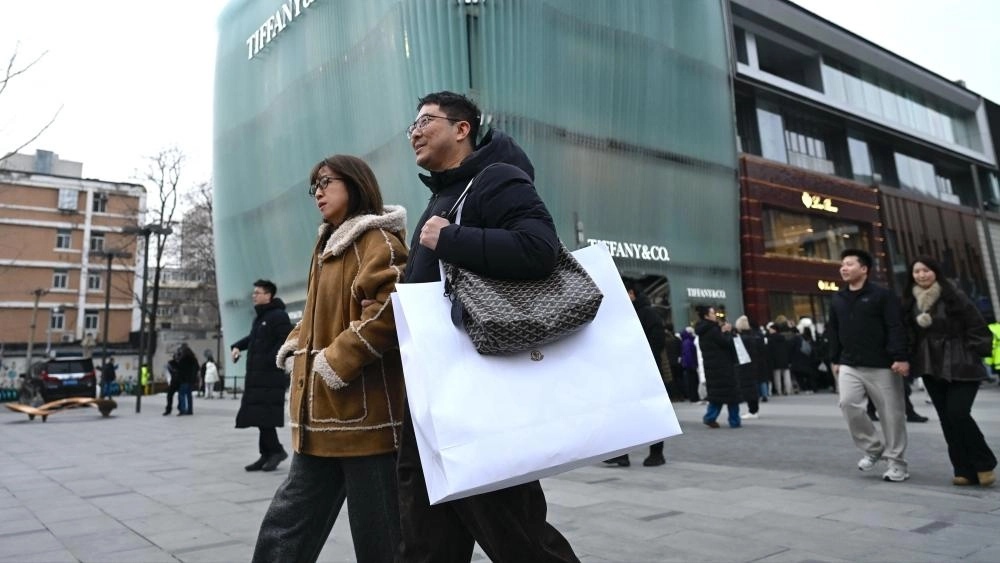 تباطأ النمو الاقتصادي في الصين إلى أضعف وتيرة له منذ نحو ثلاث سنوات في الربع الأخير من العام، نتيجةً لتراجع الطلب المحلي، على الرغم من أن النمو السنوي حقق هدف بكين، وذلك على الرغم من تصاعد التوترات التجارية مع الولايات المتحدة واستمرار ركود سوق العقارات.