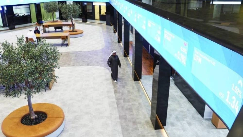 تحركت مؤشرات أسهم الإمارات ضمن مسار أفقي، الأربعاء، حيث استقر مؤشر سوق دبي عند مستوى 6375.84 نقطة، فيما تراجع سوق أبوظبي 0.09% إلى 10185.97 نقطة، فيما تصدرت أسهم الاتحاد العقارية ودانة غاز تداولات الأسواق.