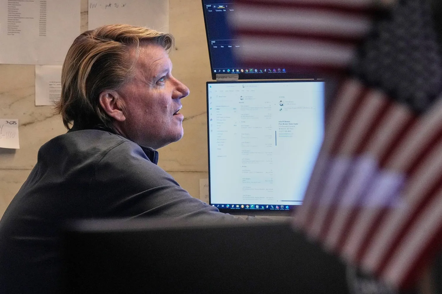 تراجعت العقود الآجلة للأسهم الأميركية، خلال تعاملات يوم الاثنين، عقب تحذير الرئيس الأميركي دونالد ترمب من فرض رسوم جمركية إضافية بنسبة 10 في المائة على واردات ثماني دول أوروبية، على خلفية معارضتها رغبته في السيطرة على غرينلاند، ما أثار مخاوف متجددة بشأن تصاعد التوترات التجارية والجيوسياسية.