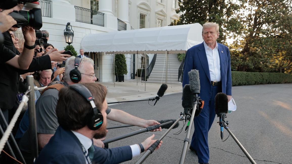 فرض الرئيس الأميركي دونالد ترامب، في وقت متأخر من مساء الاثنين، رسوماً جمركية على الشركاء التجاريين لإيران. وفي منشور على منصته للتواصل الاجتماعي "تروث سوشال"، قال ترامب: "اعتباراً من الآن، أي دولة تتعامل تجارياً مع إيران ستدفع رسوماً جمركية بنسبة 25% على جميع معاملاتها التجارية مع الولايات المتحدة"،