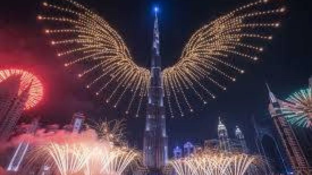 صنفت مجلة السفر والسياحة العالمية، «تي تي دبليو»، دبي ضمن قائمتها لأفضل 50 وجهة سياحية مفضلة لدى المسافرين البريطانيين في عام 2026. ووصف تقرير المجلة دبي بأنها واحة عصرية للفخامة والابتكار والمغامرة، تقدم كل شيء من ناطحات السحاب الشاهقة مثل برج خليفة، إلى الشواطئ الجميلة والتجارب المثيرة مثل رحلات السفاري الصحراوية.