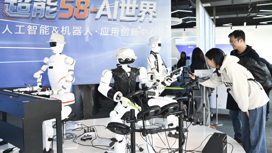 كشف تقرير صناعي حديث أن شركات الروبوتات الصينية تصدّرت إنتاج الروبوتات الشبيهة بالبشر عالميًا خلال عام 2025، في مؤشر واضح على التسارع الكبير الذي تشهده الصين في هذا القطاع الصناعي المتقدم، بحسب ما ذكرت وكالة الأنباء الصينية اليوم الأحد.  