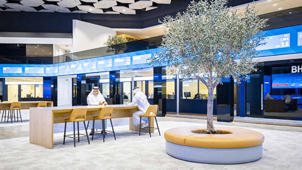 تجاوز مؤشر سوق دبي مستوى 6300 نقطة مع ارتفاعه بنسبة 0.53% في جلسة الثلاثاء، وذلك بقيادة سهم الإمارات دبي الوطني الذي حلق عند مستوى سعري جديد (30.2 درهم) من خلال ارتفاعه بنسبة 1.5% (الأعلى منذ الإدراج)، متصدراً تداولات السوق بنحو 70 مليون درهم، فيما ارتفع مؤشر سوق أبوظبي 0.28% إلى 10035 نقطة.