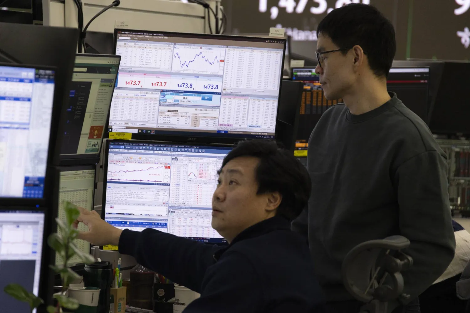 واصلت الأسهم الآسيوية تكبد الخسائر، الأربعاء، في ظل تصاعد التوترات الجيوسياسية المرتبطة بتهديدات الولايات المتحدة بالسيطرة على غرينلاند، وذلك قبيل خطاب مرتقب للرئيس الأميركي دونالد ترمب في منتدى دافوس، في حين شهدت السندات اليابانية انتعاشاً قوياً بعد موجة بيع حادة أعادت إليها قدراً من التوازن.