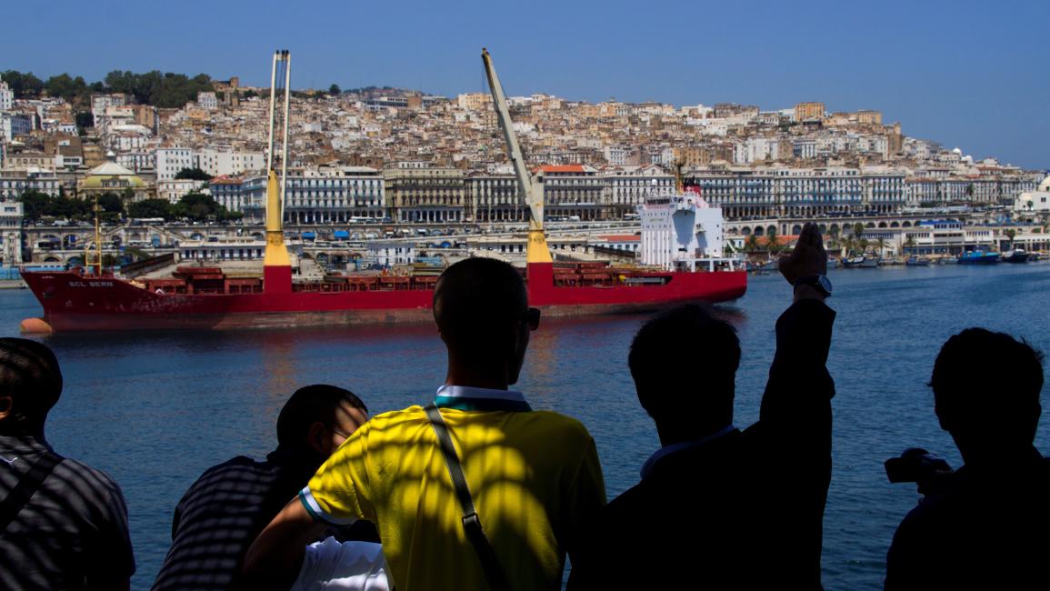 يتزايد توتر العلاقات الدبلوماسية والسياسية بين باريس والجزائر، ويتمدد الجفاء إلى الاقتصاد، إذ تشهد فرنسا تراجعاً لافتاً في قطاع النقل البحري من الجزائر وإليها، لمصلحة روما، مع دخول شركات إيطالية جديدة إلى قطاع نقل السلع والبضائع والمسافرين.