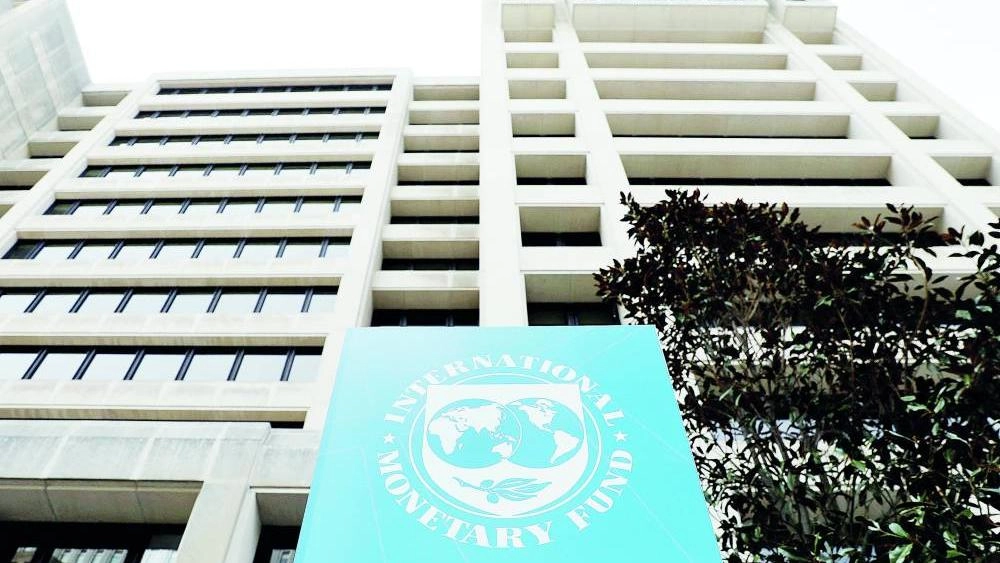 ذكرت أوكرانيا أنه سيتم بحث برنامجها الجديد مع صندوق النقد الدولي في الأسابيع المقبلة، بدون ما وصفته بـ"أفعال مسبقة" مثل تغييرات ضريبية، كان يتعين على كييف اتخاذها هذا الشهر. وقالت رئيسة الوزراء يوليا سفيريدينكو للصحافيين في كييف مساء أمس الجمعة،