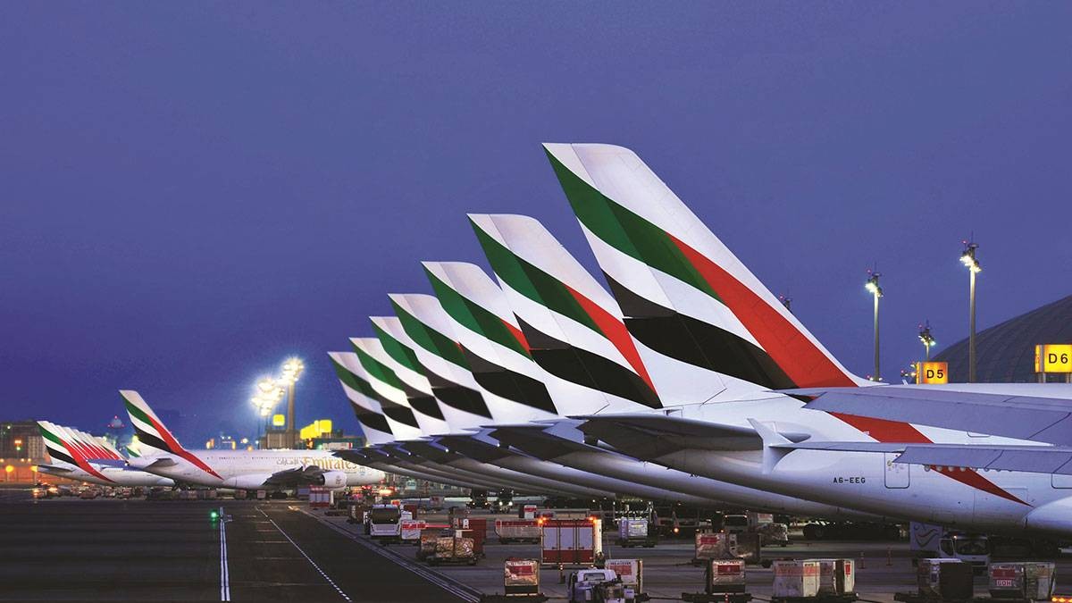 حققت الإمارات إنجازاً غير مسبوق في صناعة الطيران العالمية، عندما تصدرت شركتا «الاتحاد للطيران» و«طيران الإمارات» قائمة أفضل شركات الطيران من حيث السلامة لعام 2026، وفق التصنيف الذي أجرته «إيرلاين ريتنغز»، الذي راقب 320 شركة طيران حول العالم.