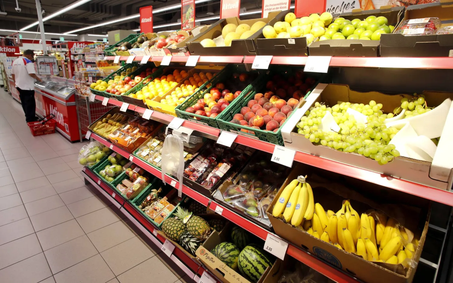 أظهرت بيانات حكومية صدرت يوم الخميس أن معدل التضخم السنوي في سويسرا ارتفع طفيفاً إلى 0.1 في المائة في ديسمبر (كانون الأول)، مستمراً في اتجاه ارتفاع الأسعار الذي ظل عند الحد الأدنى للنطاق المستهدف للبنك الوطني السويسري.