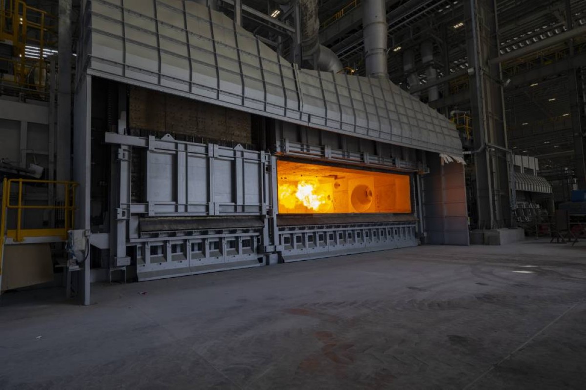 أعلنت شركة الإمارات العالمية للألمنيوم، الاثنين تشغيل فرن الصهر الرئيسي في مصنع إعادة تدوير الألمنيوم التابع لها في منطقة الطويلة، في خطوة رئيسية من مراحل تنفيذ المشروع.