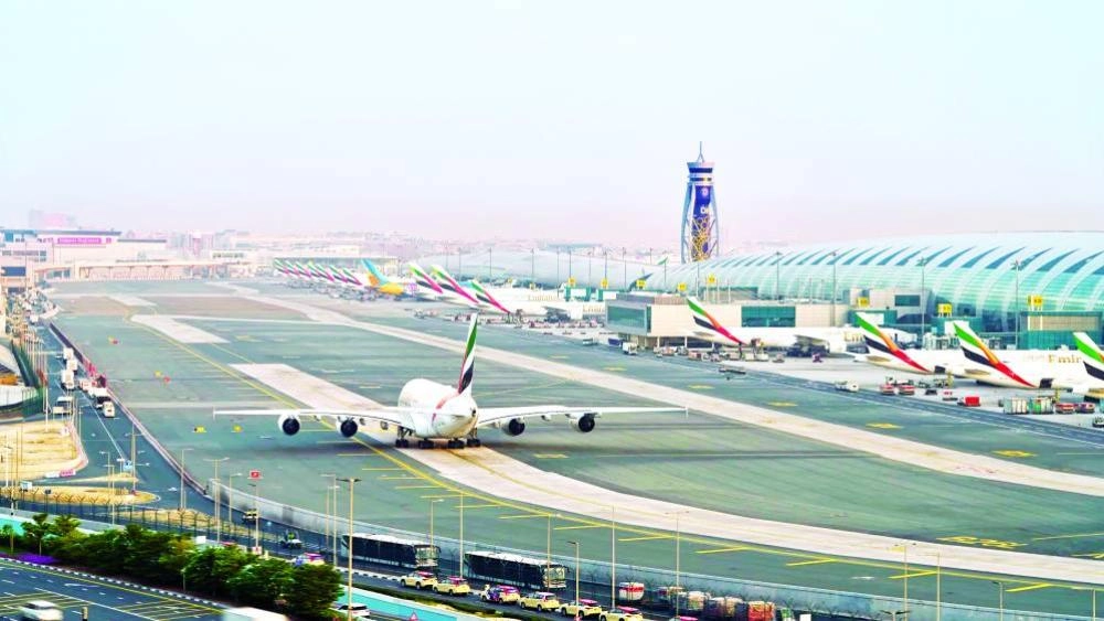 تصدّر مطار دبي الدولي قائمة المطارات الأكثر ازدحاماً في إجمالي الرحلات الدولية والمحلية في المنطقة، حيث تفوّق على مطار هارتسفيلد جاكسون أتلانتا، ليصبح أكبر مطار في العالم، من حيث عدد المقاعد المتوفرة، وفقاً لبيانات منصة «أو إيه جي» الدولية المتخصصة في بيانات الطيران.