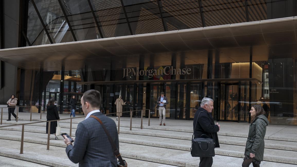 رفع الرئيس الأميركي دونالد ترامب دعوى قضائية ضد بنك "جي بي مورغان"، أكبر بنوك الولايات المتحدة، مطالباً بتعويضات لا تقل عن 5 مليارات دولار، بسبب إغلاق حساباته المصرفية "بشكل غير قانوني" عقب أحداث الشغب التي وقعت في يناير/ كانون الثاني عام 2021، واقتحام أنصار ترامب الكونغرس.