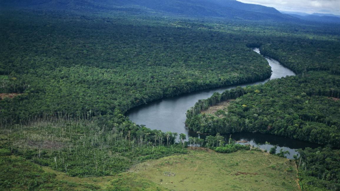 في زمن صارت فيه الرقائق الإلكترونية مرادفا للسيادة، لم تعد الحروب تُقاس بعدد الدبابات بقدر ما تقاس بعدد المناجم والموانئ وخطوط الإمداد. هناك، جنوبا عند مجرى أورينوكو، تتجاور براميل النفط مع الذهب والكولتان والماس في مساحة تُشبه "خزنة" مفتوحة على أطماع العالم. وحين تتحول العولمة إلى جغرافيا اقتصادية، تصبح فنزويلا أكثر من دولة مأزومة، بل تتحول إلى عقدة اختبار للقوة من يضبط الطاقة، يقترب من ضبط التكنولوجيا، ومن يملك المعادن الحيوية يكتب شروط السوق والأمن معًا.