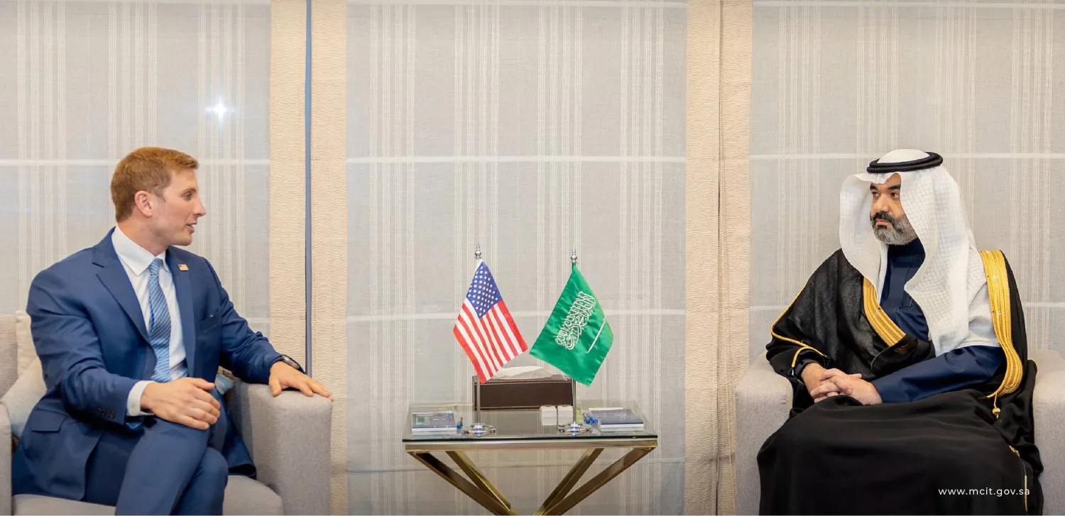 اجتمع وزير الاتصالات وتقنية المعلومات السعودي، المهندس عبد الله السواحه، مع وكيل وزارة الخارجية الأميركية للشؤون الاقتصادية جاكوب هيلبرغ، في لقاءات وصفها المسؤول الأميركي بالمنتجة، لمناقشة آفاق الشراكة في الذكاء الاصطناعي والتقنيات المتقدمة.