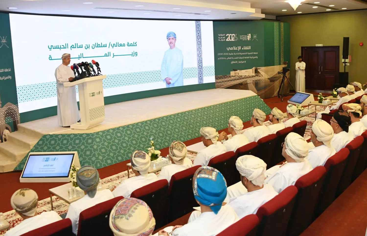 أقرّت سلطنة عُمان، الخميس، موازنتها العامة لعام 2026؛ حيث قُدِّرت الإيرادات العامة بنحو 11.447 مليار ريال عُماني (29.8 مليار دولار)، بزيادة 2.4 في المائة، مقارنة بالإيرادات المعتمدة لعام 2025.