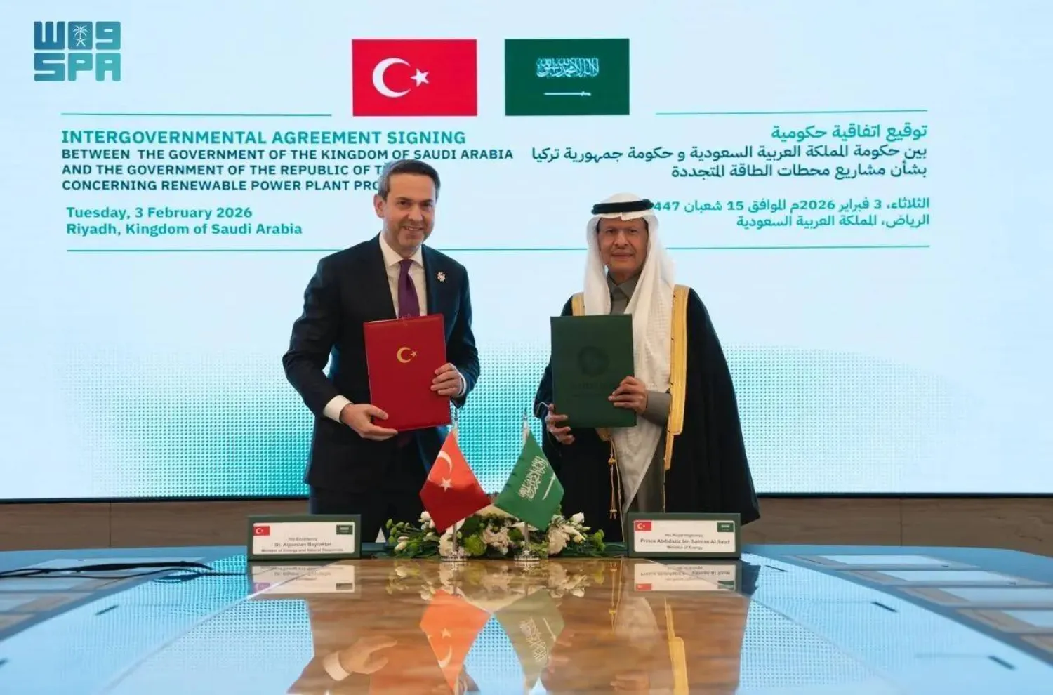 وقّعت السعودية وتركيا، اتفاقية بشأن مشروعات محطاتٍ لتوليد الكهرباء من الطاقة المتجددة، وذلك خلال الزيارة الرسمية، التي يقوم بها الرئيس التركي رجب طيب إردوغان إلى المملكة، وفي إطار تعزيز العلاقات الثنائية بين البلدين، وتوطيد التعاون الاستراتيجي بينهما في قطاع الطاقة.