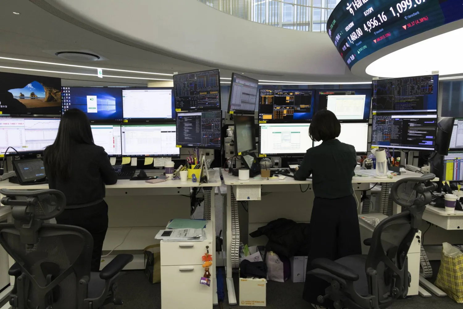 قفزت الأسواق الآسيوية يوم الاثنين بعد فوز ساحق لرئيسة الوزراء اليابانية ساناي تاكايتشي، ما عزز شهية المستثمرين لمزيد من السياسات الداعمة لإعادة التضخم، بينما ساد ارتياح واسع بين المستثمرين إثر انتعاش متأخر لأسهم شركات الرقائق الأميركية.