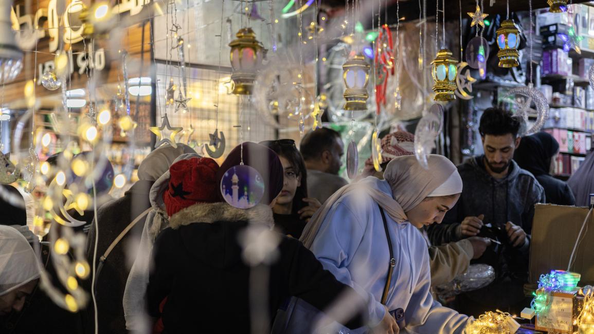 أظهرت مجريات السوق المحلي في الأردن في أول يوم من رمضان، استقرار غالبية أسعار المواد الغذائية وانخفاض بعضها مثل الدجاج فيما عرفت أسعار أصناف من اللحوم المنتجة محلياً والمستوردة من عدة مناشئ ارتفاعاً.
