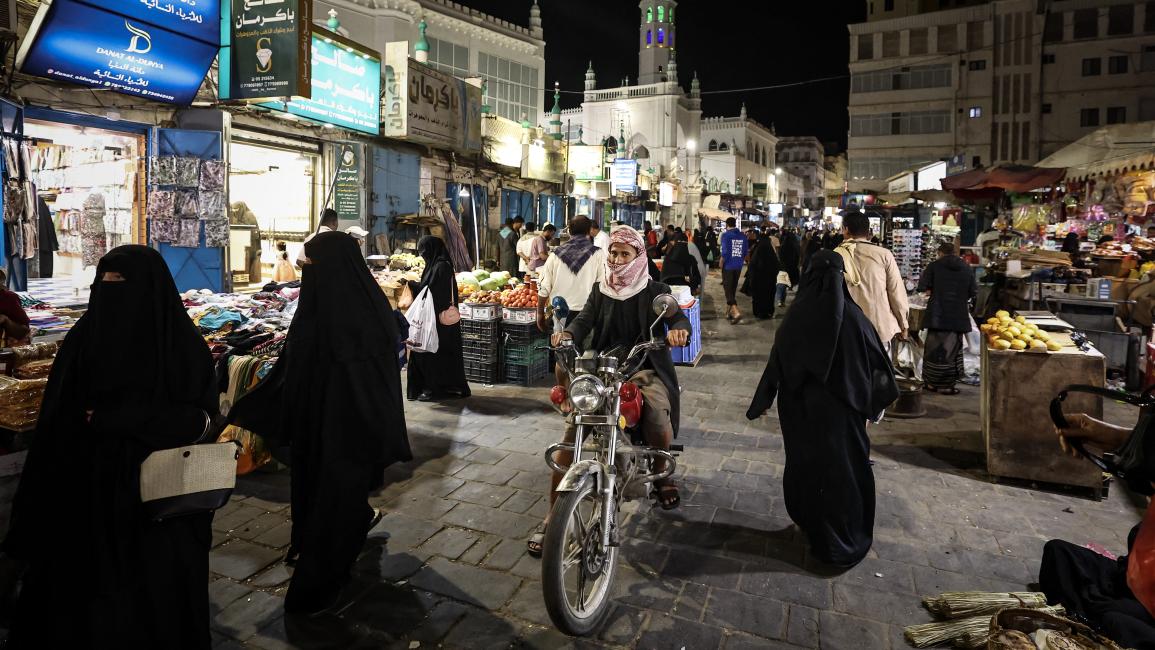 تشهد المحافظات الخاضعة للحكومة اليمنية المعترف بها دولياً أزمة سيولة لافتة في العملة المحلية، في تطور غير مسبوق، بعد سنوات من المعاناة مع شح النقد الأجنبي. ويشكو متعاملون من صعوبات كبيرة في تحويل مدخراتهم بالدولار أو الريال السعودي إلى الريال اليمني في أسواق الصرافة،