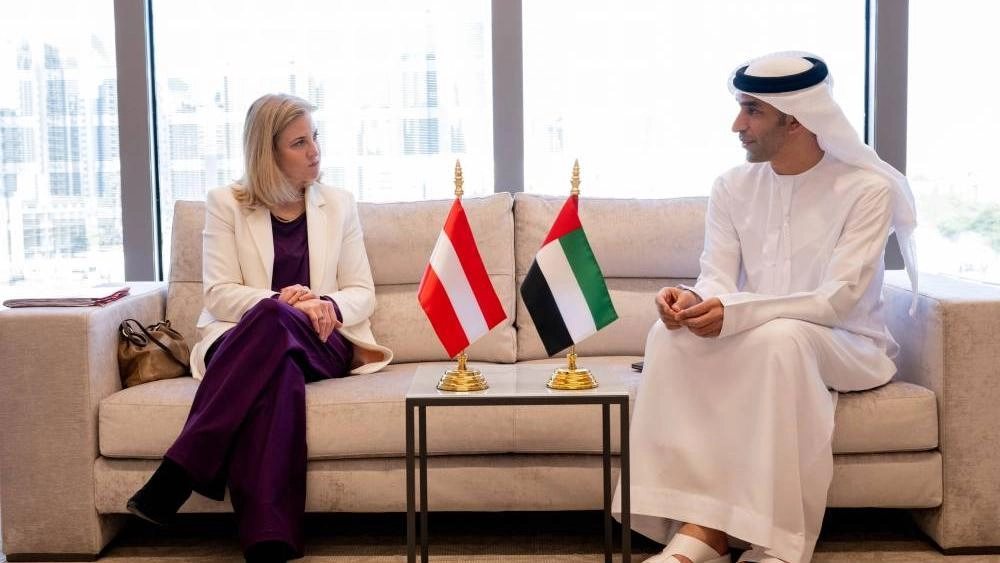 رحّب الدكتور ثاني بن أحمد الزيودي، وزير التجارة الخارجية، ببياته ماينل-رايزنجر، وزيرة الشؤون الأوروبية والدولية في النمسا، والوفد المرافق لها من قادة الأعمال والمديرين التنفيذيين، لعقد اجتماع طاولة مستديرة للأعمال بمشاركة ممثلي البلدين الصديقين، تهدف إلى تعزيز التعاون ضمن القطاع الخاص بين الشركات الإماراتية والنمساوية ودفع عجلة العلاقات الاقتصادية الثنائية.