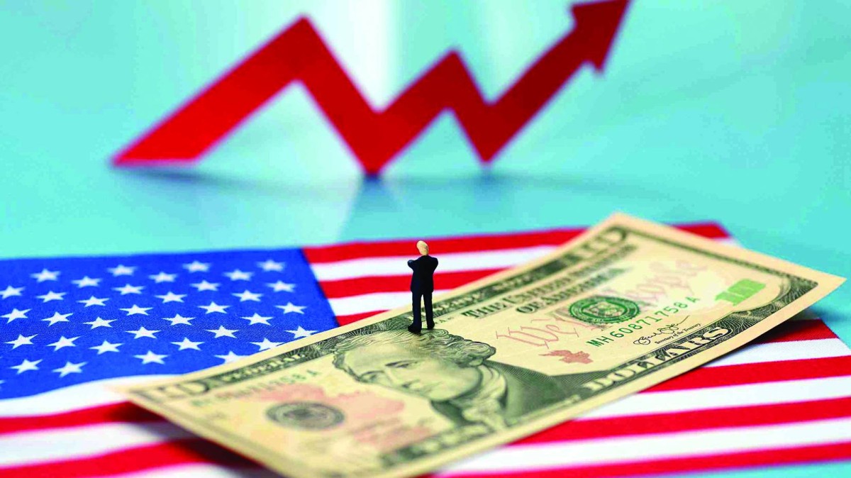 قلصت الحكومة الصينية حيازاتها بشكل مطرد خلال العقد الماضي، ورغم أنها لا تزال من أكبر المالكين الأجانب لسندات الخزانة الأمريكية، فإن محفظتها تقلصت إلى نحو النصف منذ أن بلغت ذروتها في 2013، لتتراجع إلى 683 مليار دولار في نوفمبر، وهو أدنى مستوى منذ 2008.