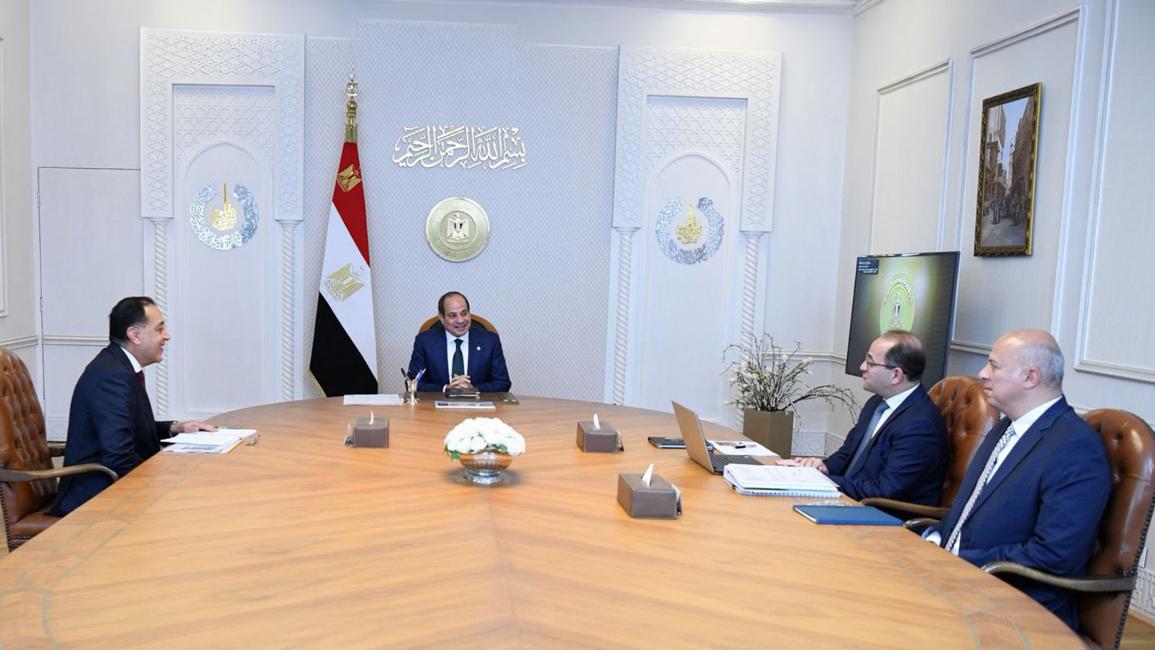 وجه الرئيس المصري عبد الفتاح السيسي الحكومة بإعلان حزمة جديدة للحماية الاجتماعية، وبدء تطبيقها قبيل بداية شهر رمضان، بحيث تكون في صورة دعم نقدي مباشر للفئات المستحقة لمساندتها بمناسبة شهر الصوم، وعيد الفطر، وتعجيل صرف مرتبات شهر فبراير/شباط الجاري لموظفي الدولة خلال الأسبوع الحالي.