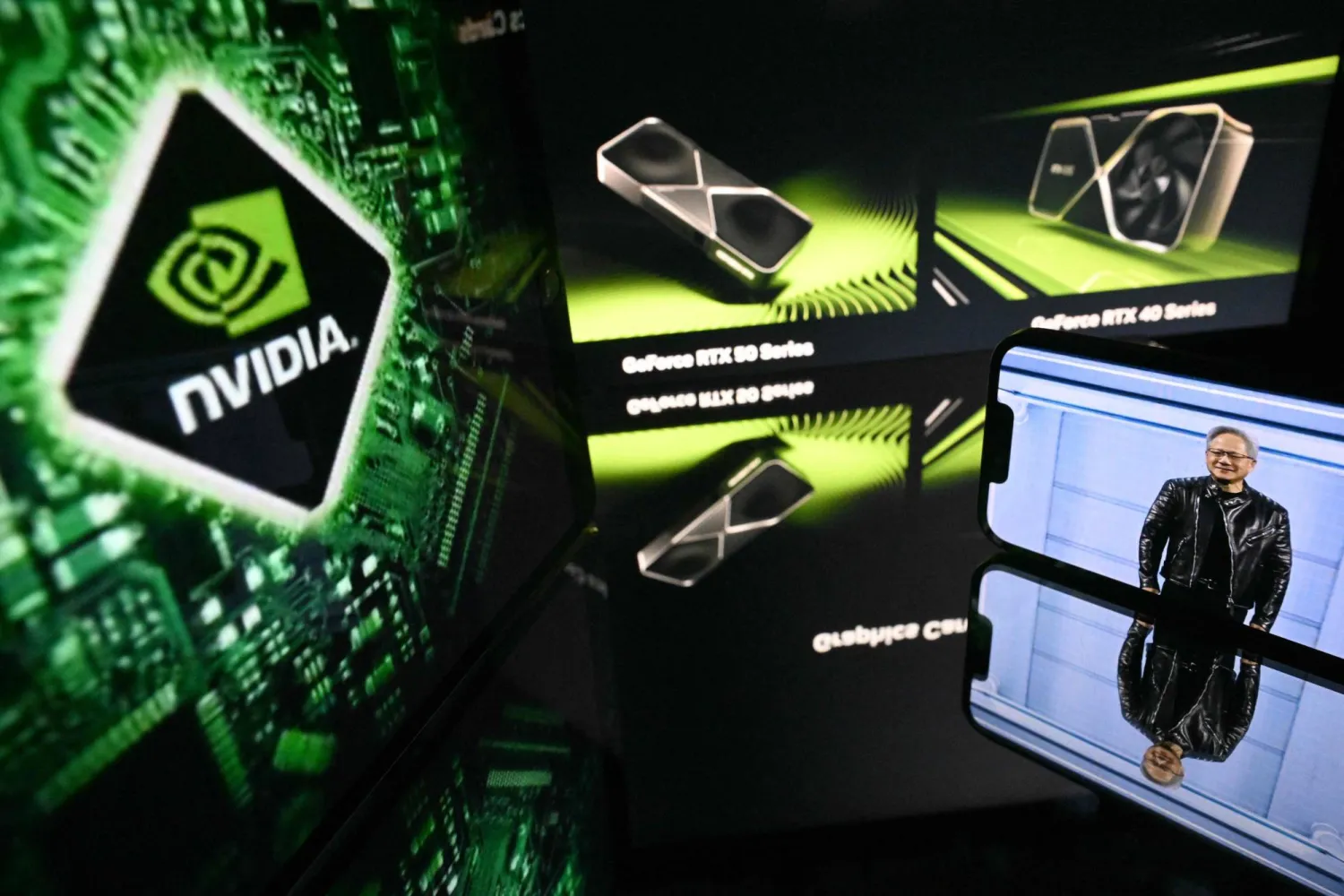 قادت شركة «إنفيديا» انتعاشةً قويةً في الأسواق العالمية، يوم الخميس، مُسجِّلةً أداءً استثنائياً بعد الإعلان عن صفقة تاريخية مع «ميتا بلاتفورمز» لتزويدها بملايين الرقائق المتطورة، في خطوة تعزِّز بنيتها التحتية للذكاء الاصطناعي.