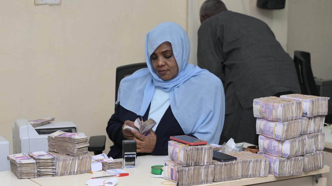 حذر خبراء ومصرفيون من أن عملية "الفصل المالي" التي يشهدها السودان حالياً قد تؤدي إلى كارثة محققة وتعميق للأزمة الاقتصادية، عقب بروز تطبيقات مالية مصرفية جديدة يتم التعامل بها في ولايات غرب السودان الخاضعة لسيطرة قوات الدعم السريع.