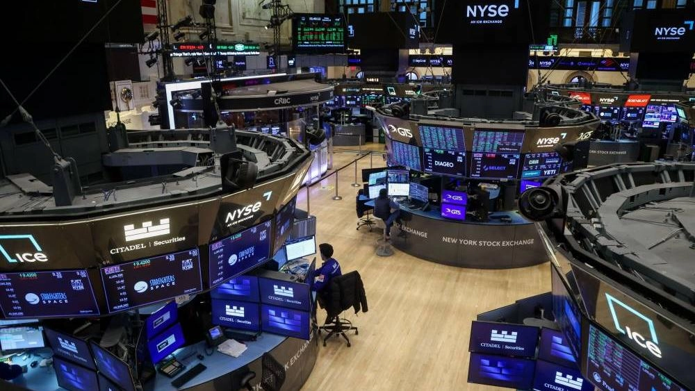 يترقب مستثمرو التكنولوجيا هذا الأسبوع صدور النتائج المالية لشركة إنفيديا، المتخصصة في مجال الذكاء الاصطناعي، والتي قد تهدئ سوق الأسهم الأمريكية التي اهتزت بسبب المخاوف المتعلقة بالذكاء الاصطناعي وتستوعب الآن قرار المحكمة العليا بإلغاء التعريفات التجارية الشاملة التي فرضها الرئيس دونالد ترامب.