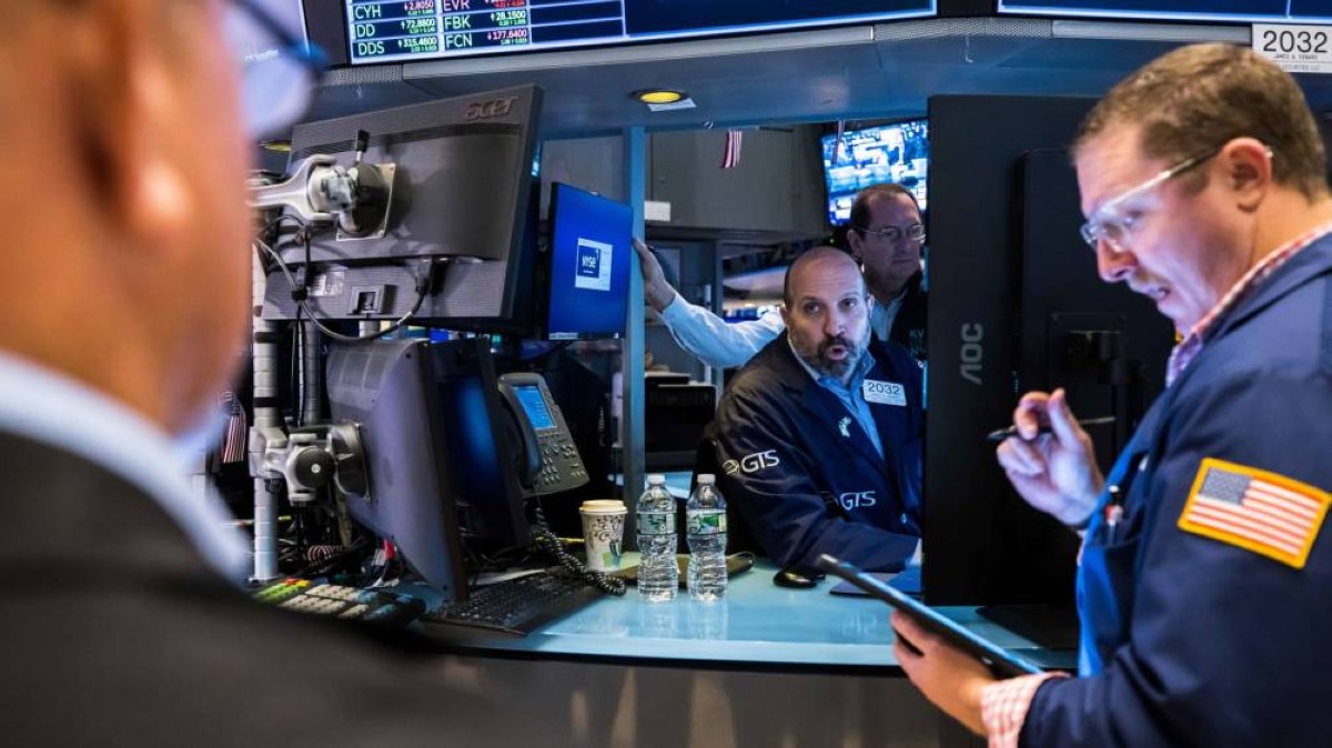 يترقب المستثمرون في سوق الأسهم الأمريكية أسبوعاً حافلاً بالتقلبات الناجمة عن المخاوف المتزايدة من الاضطرابات التي قد يسببها الذكاء الاصطناعي، في وقت يسعون فيه لتقييم مدى استدامة التحول الجذري في بوصلة الاستثمارات تحت سطح السوق.