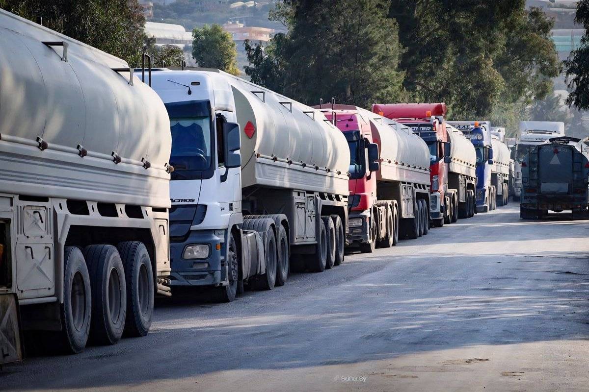 وصلت إلى محطة الشركة السورية للبترول في مدينة بانياس، اليوم الأحد، أولى شحنات النفط الخام المنقولة براً من حقلي "العمر" و"التنك" في ريف دير الزور بعد إعادتهما إلى الخدمة الإنتاجية.
