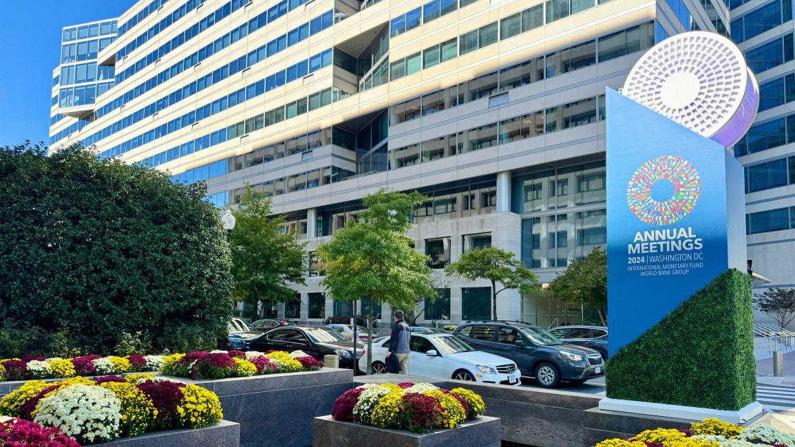 تفاوت أضخم القروض عالمياً بين قروض سيادية تقليدية تُوجه مباشرة إلى خزائن الدول لتمويل العجز وسد فجوات التمويل، وبين برامج إنقاذ وإصلاح مشروطة مثل برامج صندوق النقد الدولي التي ترتبط عادة بحزمة سياسات وإصلاحات مالية ونقدية ثم تُصرف على دفعات بعد مراجعات دورية،