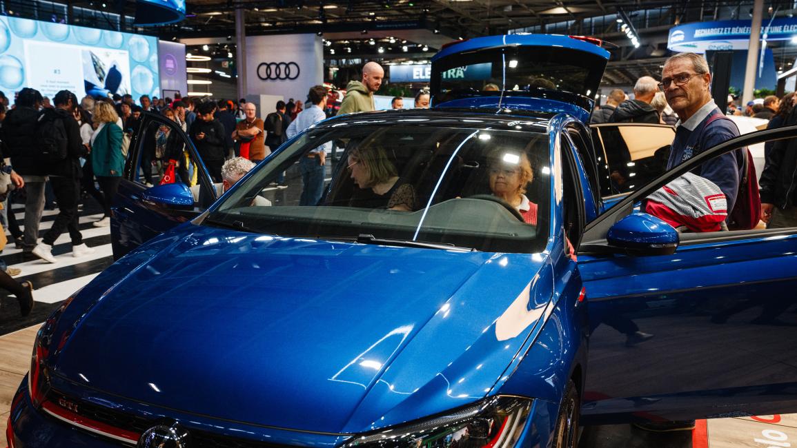 تتجه فولكسفاغن إلى محاكمة جنائية في باريس بتهمة الاحتيال في ملف "ديزل غيت"، مع مخاطر مالية قد تصل إلى غرامة أساسية قدرها 750 ألف يورو قابلة للرفع بما يتناسب مع المكاسب المتأتية من المخالفة، وصولاً إلى 10% من متوسط إيراداتها السنوية،