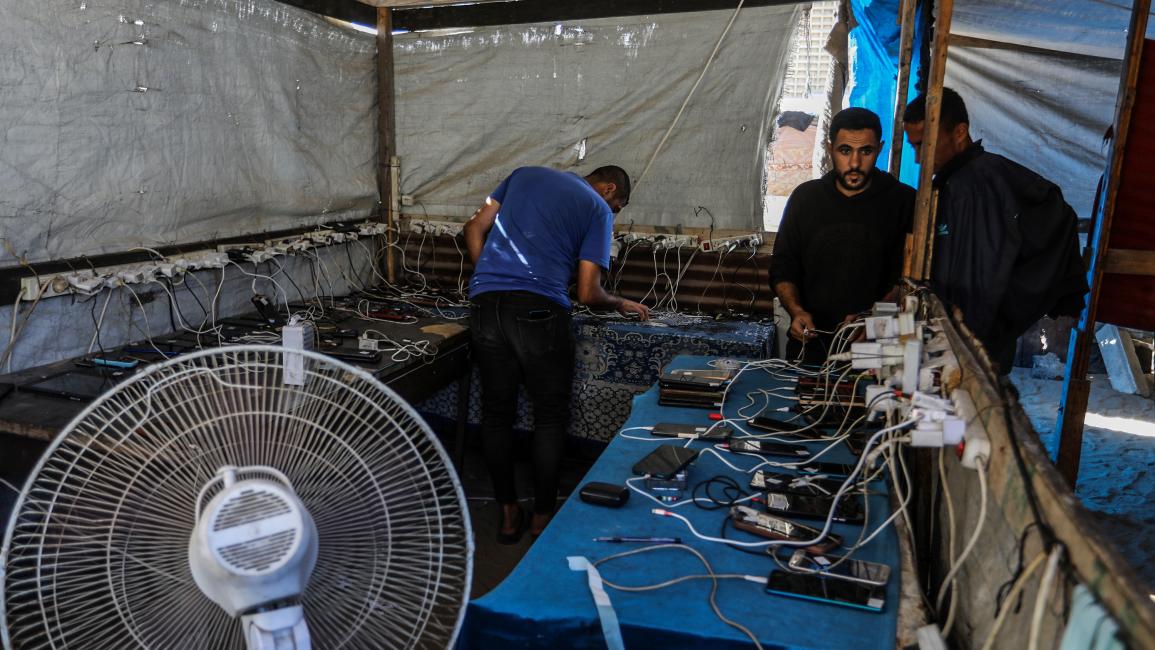 لم تعد أزمة الكهرباء في قطاع غزة مجرد مشكلة خدمية عابرة، بل تحولت إلى واحدة من أكثر الأزمات الاقتصادية والإنسانية تعقيداً، في ظل الانقطاع الكامل للتيار الكهربائي منذ أكتوبر/تشرين الأول 2023، وما رافقه من تدمير واسع للبنية التحتية وشلل شبه تام في عمل شركة توزيع الكهرباء.