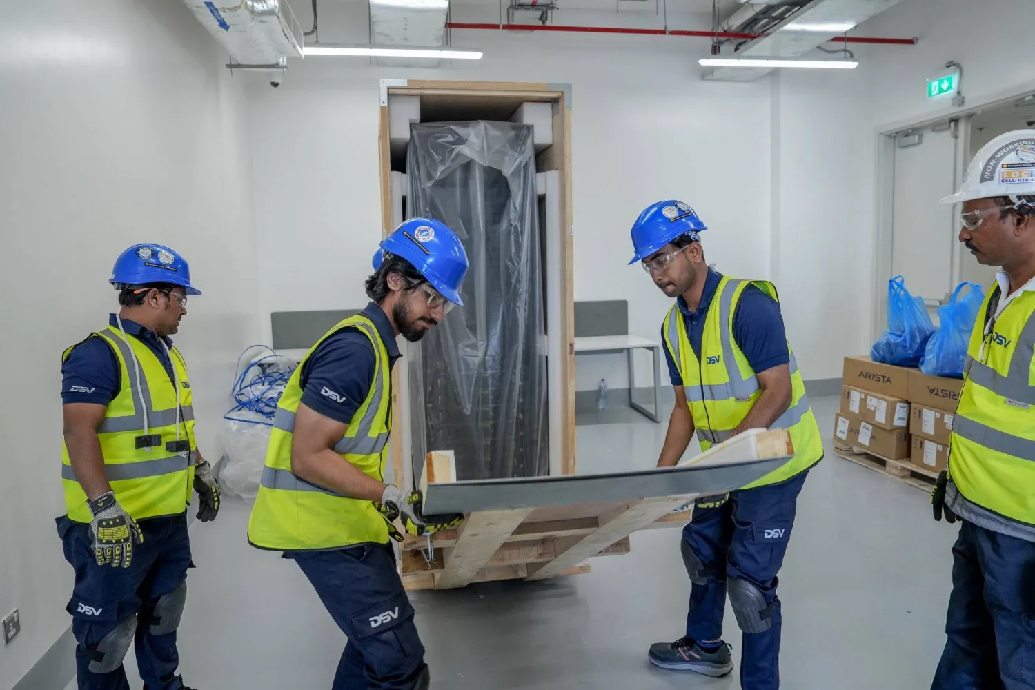 أعلن الرئيس التنفيذي لشركة «هيوماين»، طارق أمين، عن وصول وتسليم وحدات الحوسبة الكاملة (Full-stack AI racks) من شركة «كوالكوم» إلى مركز البيانات الخاص بالشركة، في خطوة وصفت بأنها محطة فارقة في رحلة تطوير البنية التحتية للذكاء الاصطناعي.
