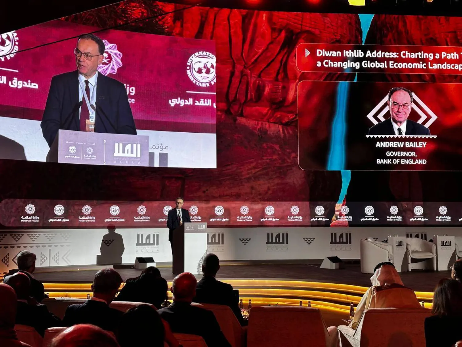 قال محافظ بنك إنجلترا، أندرو بيلي، إن الاقتصاد العالمي أظهر مرونة لافتة خلال العام الماضي رغم حالة عدم اليقين الكبيرة المحيطة بالسياسات، مشيراً إلى أن مستوى النشاط الاقتصادي تأثر بهذه الضبابية مع تفاوت الزخم بين الدول والقطاعات والمناطق، غير أن الاقتصاد العالمي أثبت قدرة واضحة على التكيف مع مشهد سريع التغير.